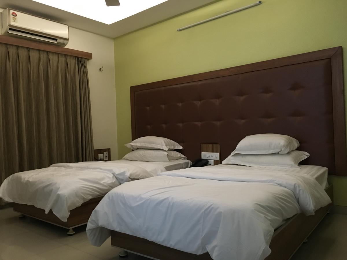 Hotel Executive Surat Exterior photo