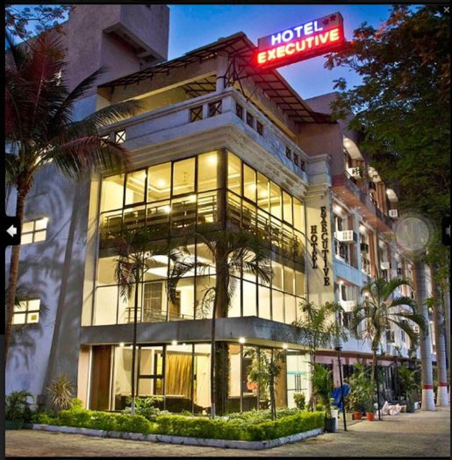 Hotel Executive Surat Exterior photo