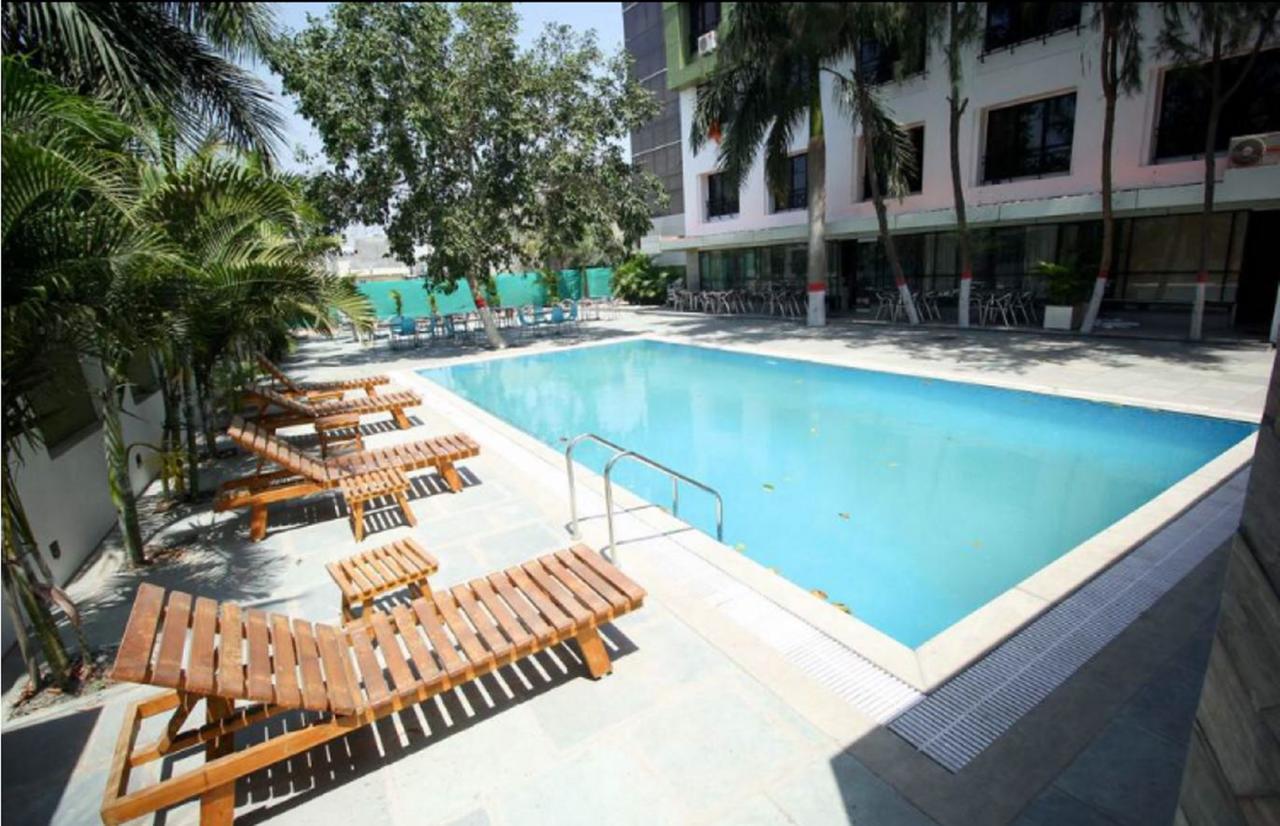 Hotel Executive Surat Exterior photo