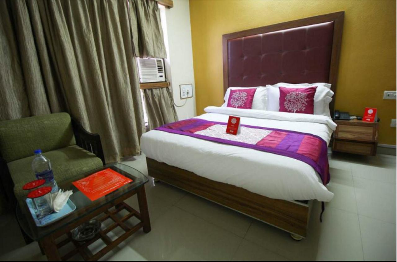 Hotel Executive Surat Exterior photo