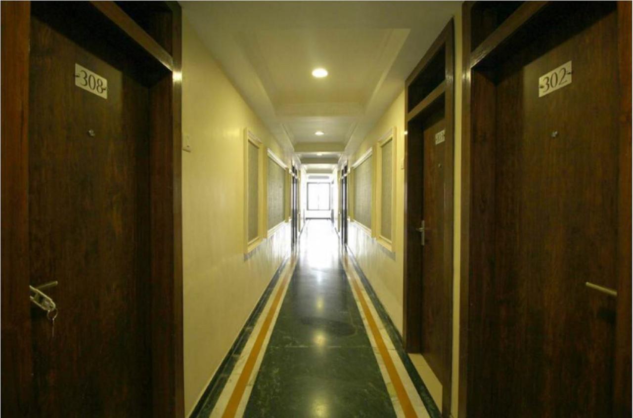 Hotel Executive Surat Exterior photo