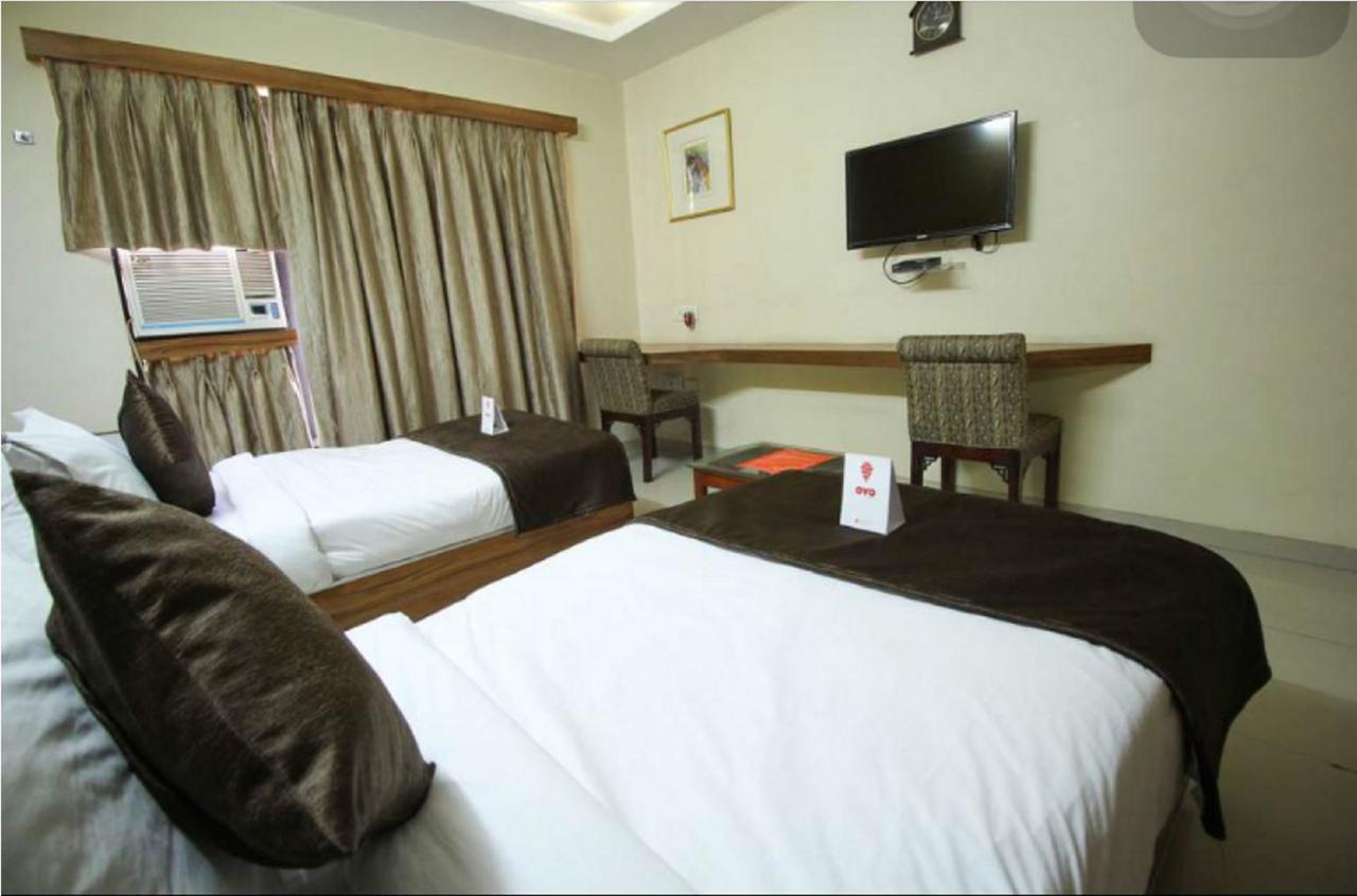 Hotel Executive Surat Exterior photo