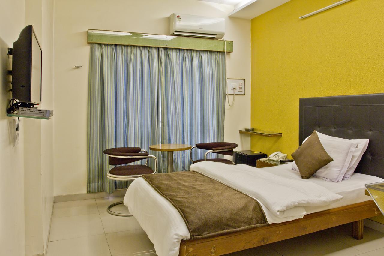 Hotel Executive Surat Exterior photo