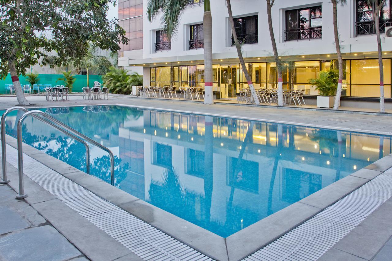 Hotel Executive Surat Exterior photo
